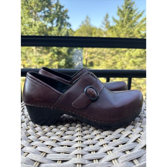 Dansko clogs leather upper button and strap detail Dark Brown size 40 - Picture 3 of 16